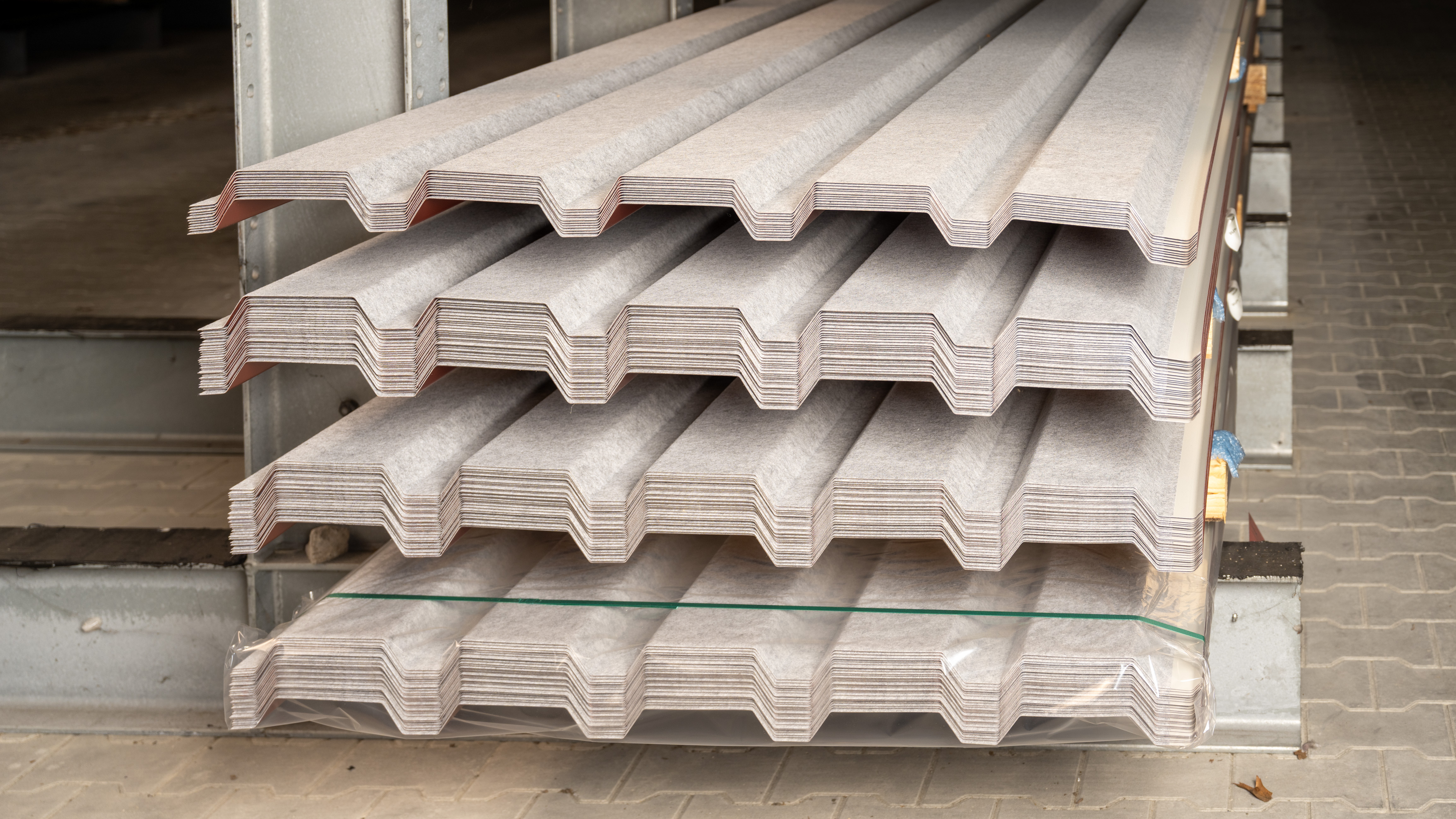 Dachblech H35/207 0,75mm RAL 8012 mit Antikondensvlies